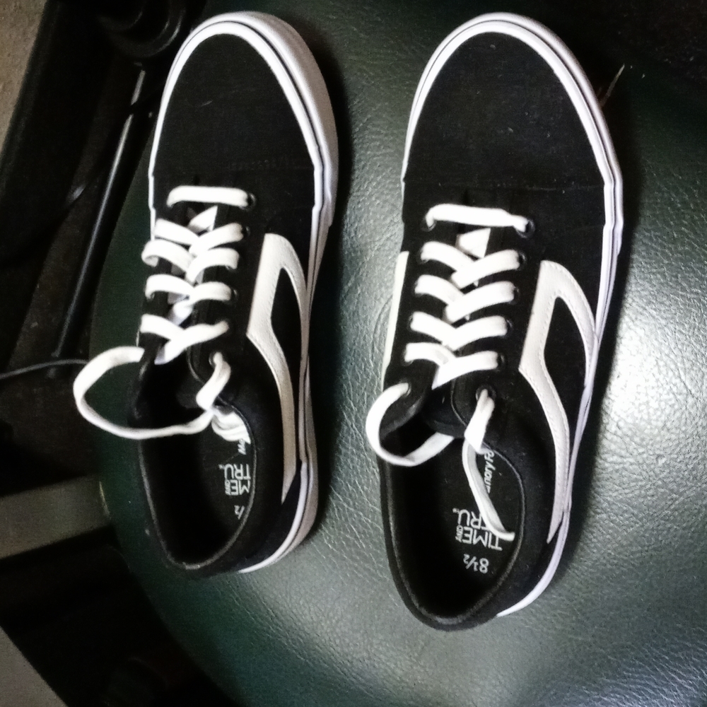 Time and Tru black and white canvas sneakers size 8 1/2 memory foam